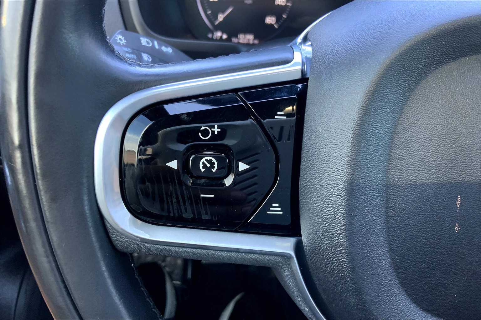 2018 Volvo XC90 Momentum photo 21