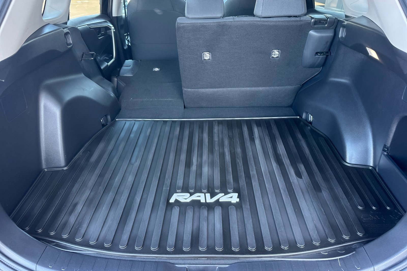 2022 Toyota RAV4 LE photo 16