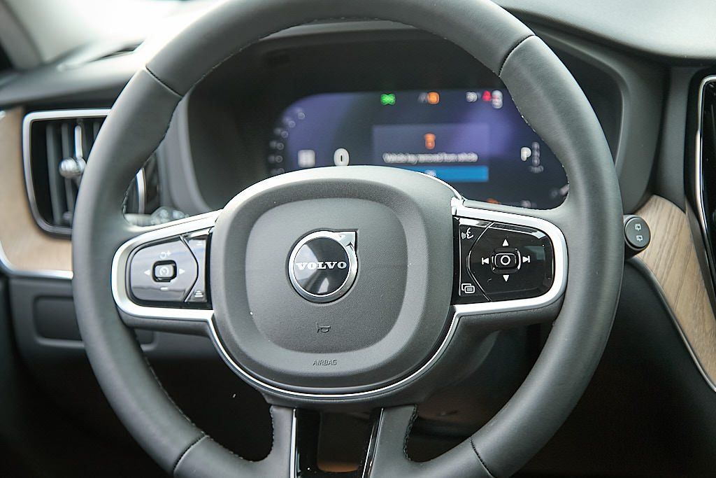 2026 VOLVO XC60 - Image 24