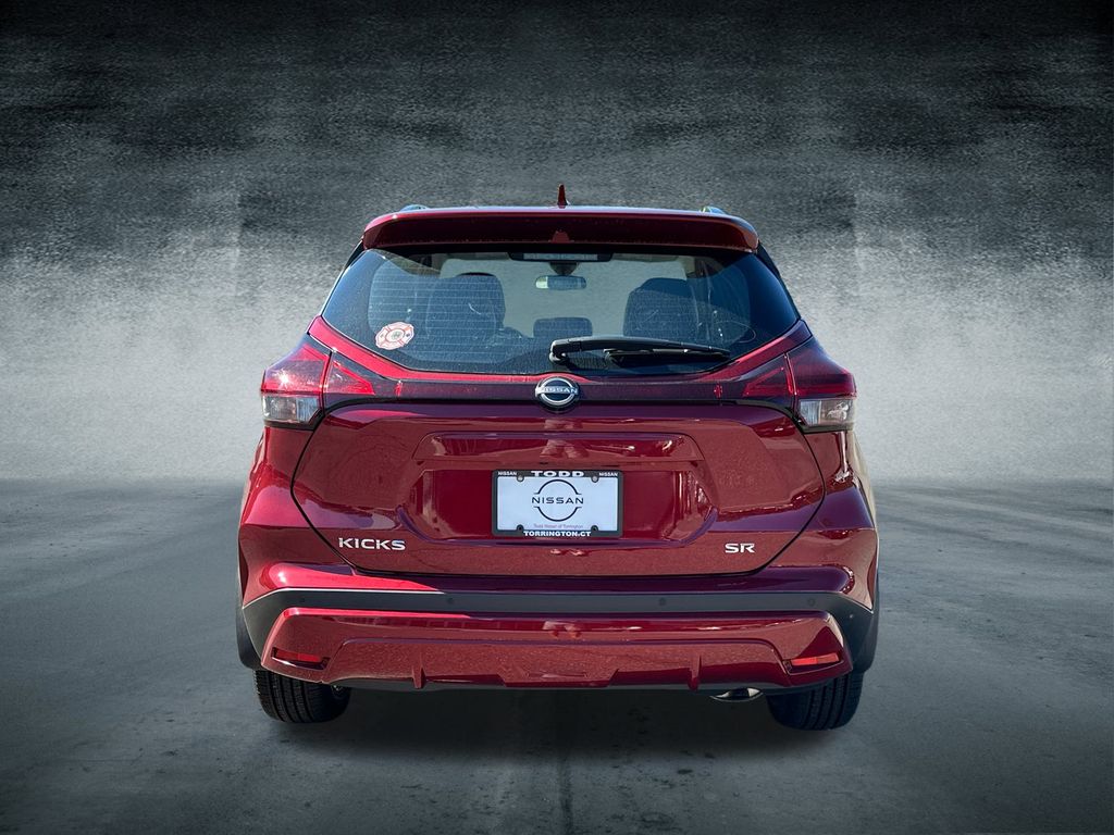 2022 Nissan Kicks SR photo 3