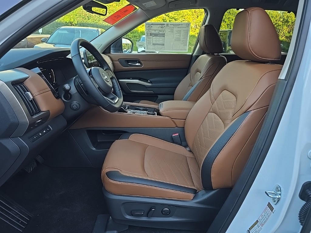 2025 Nissan Pathfinder Platinum photo 6