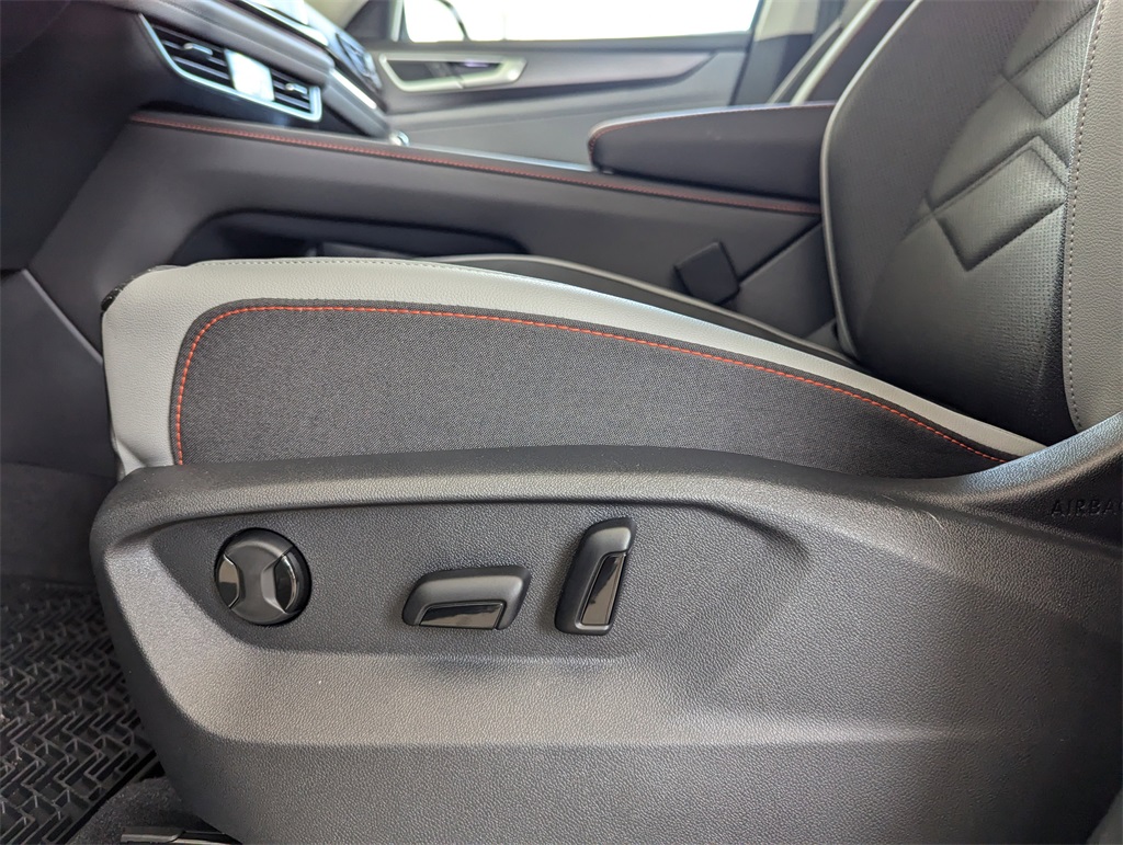 2025 Volkswagen Atlas SE Technology Peak Edition photo 8