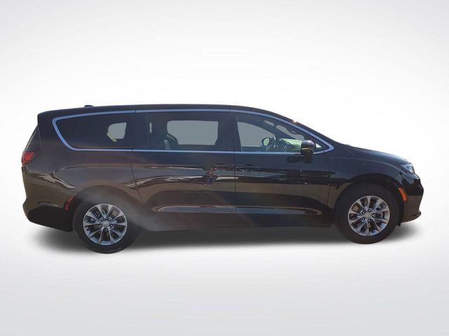 2026 Chrysler Pacifica photo 2