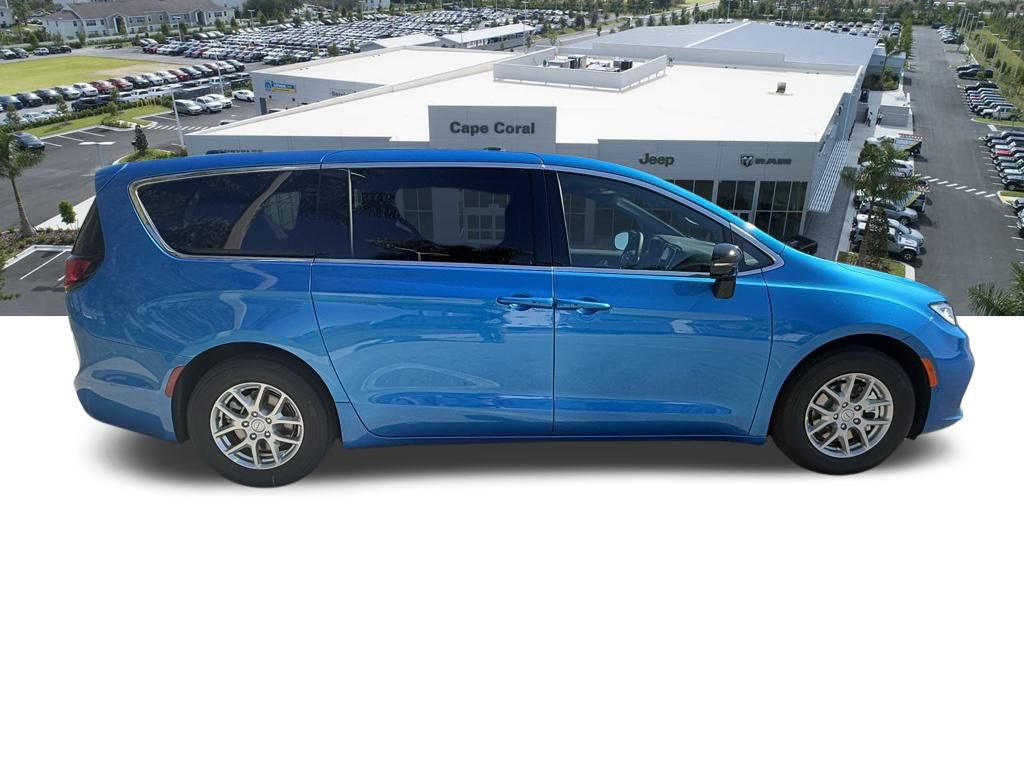 2026 Chrysler Pacifica photo 2