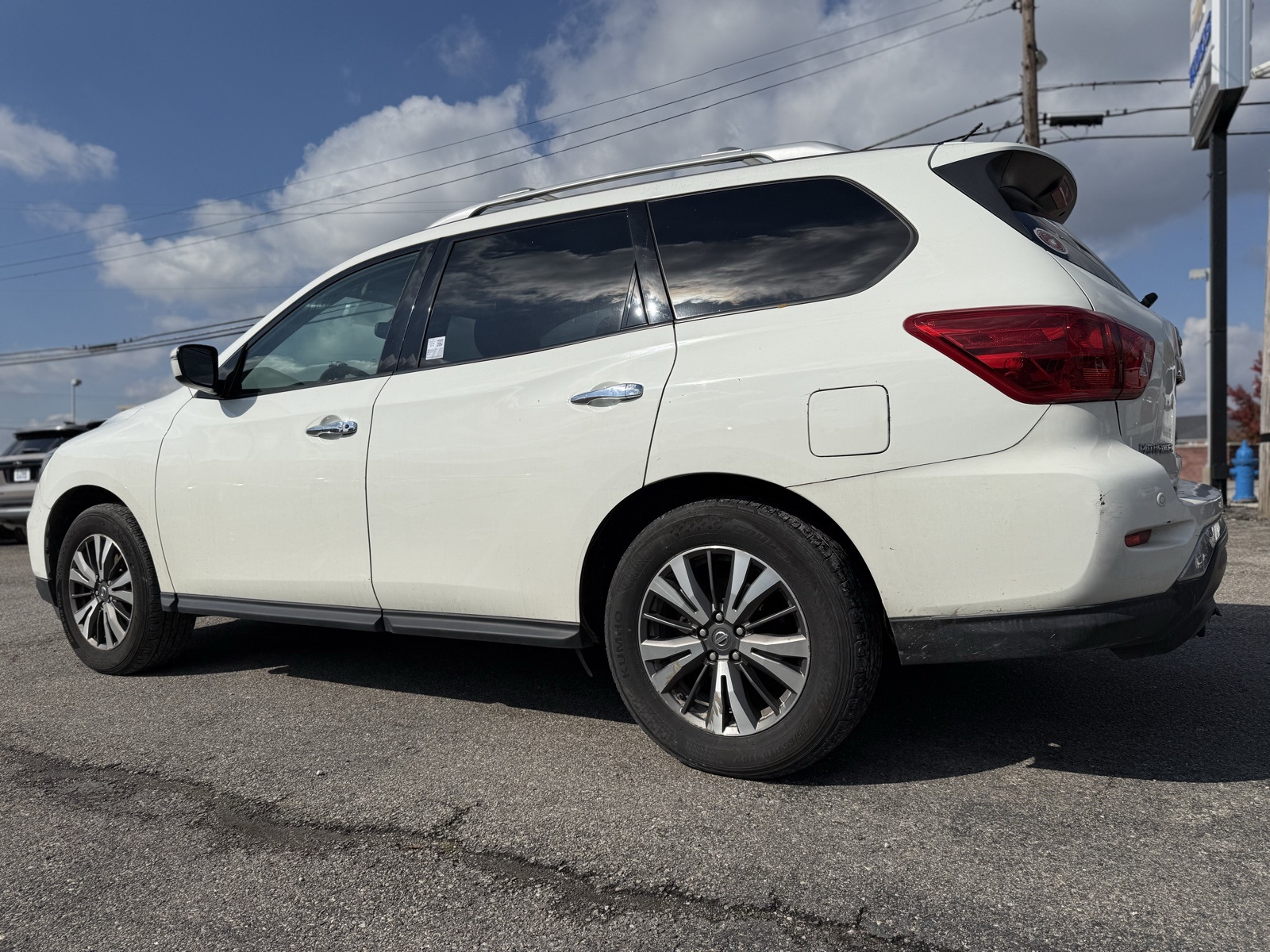 2018 Nissan Pathfinder SV photo 2