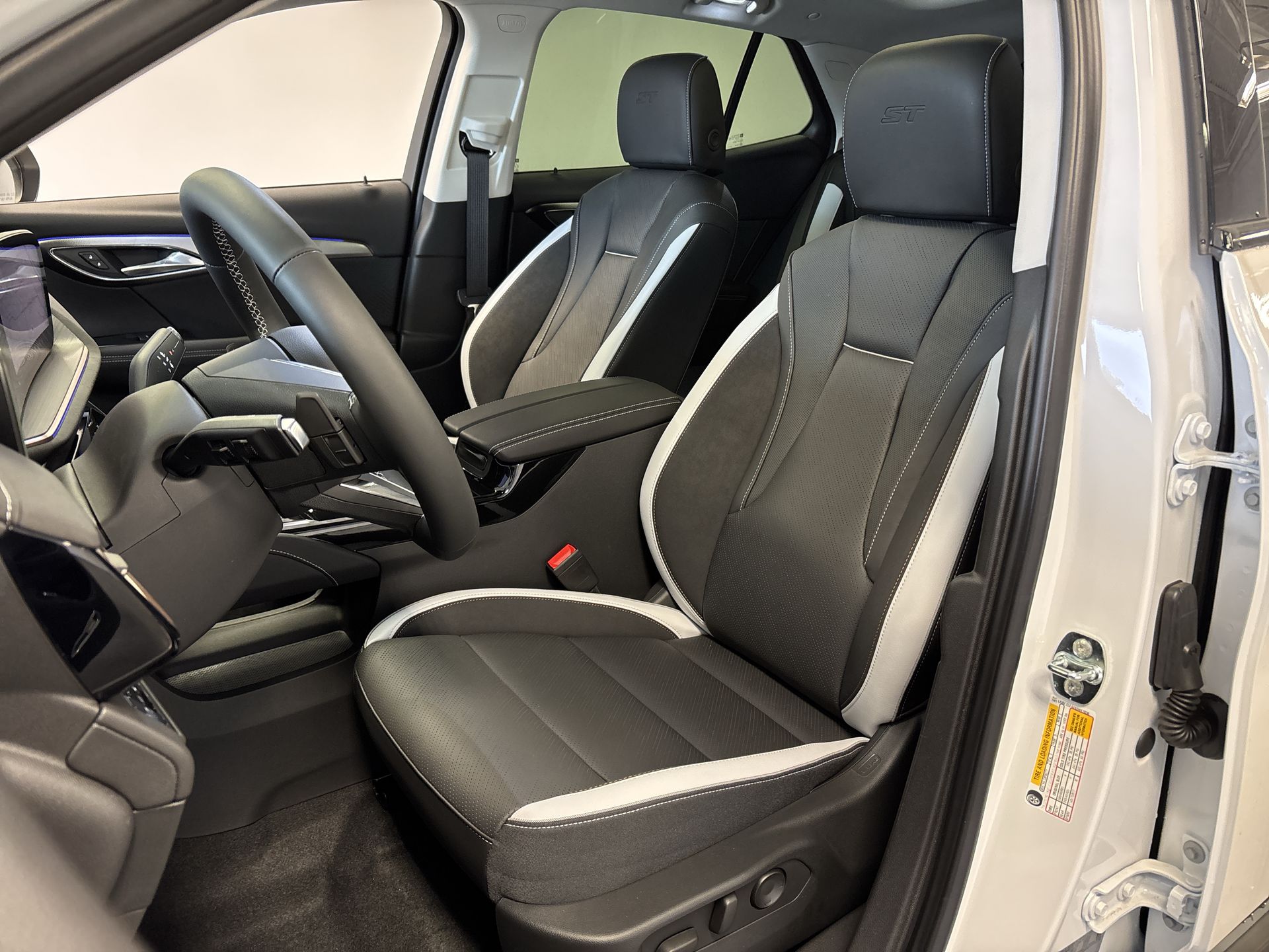 2025 Buick Envision Sport Touring photo 17