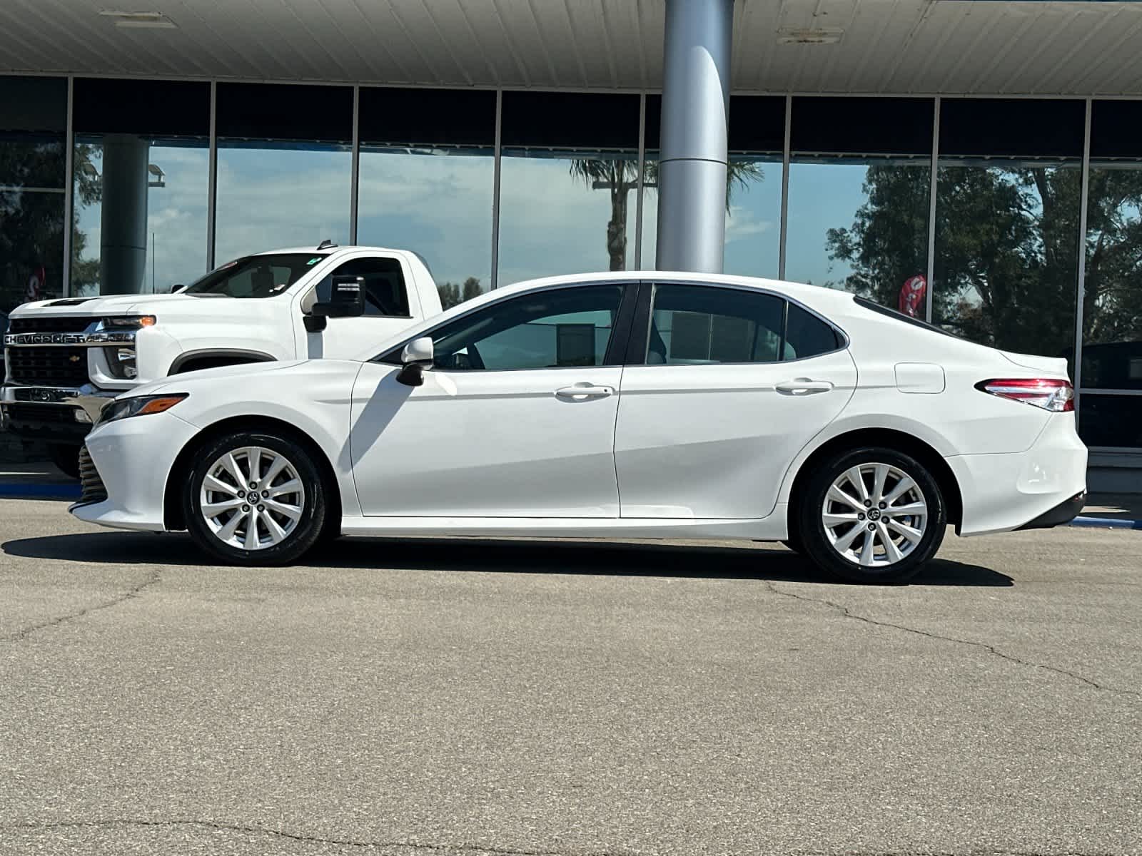 2018 Toyota Camry LE photo 2