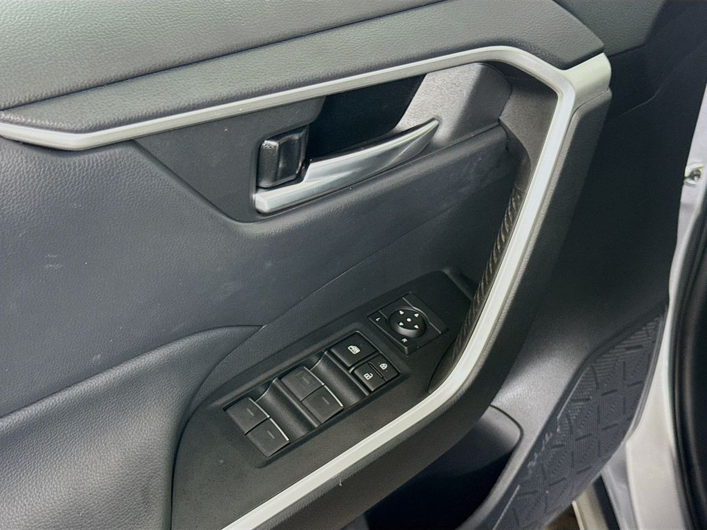 2023 Toyota RAV4 XLE Premium photo 15