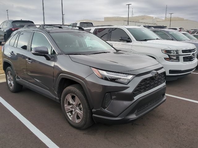 2022 Toyota RAV4 XLE photo 3