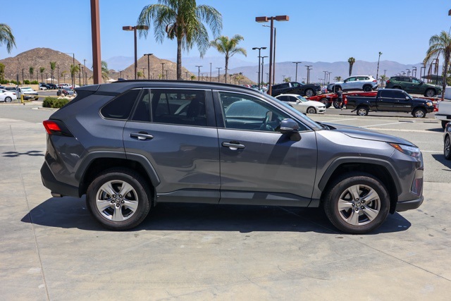 2022 Toyota RAV4 XLE photo 2