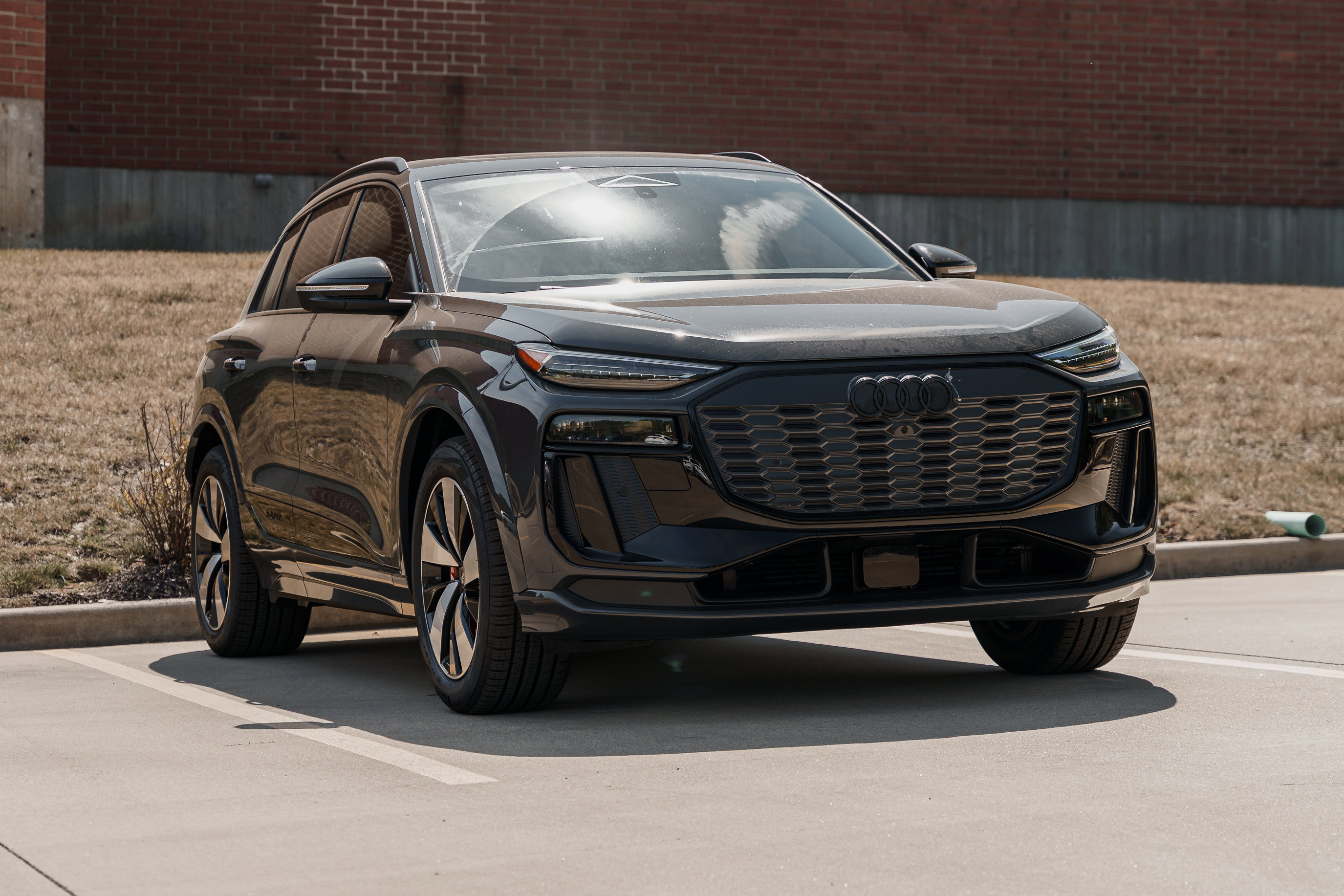 2025 Audi SQ6 e-tron Premium Plus's photo