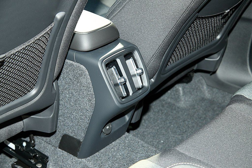 2026 VOLVO XC40 - Image 21