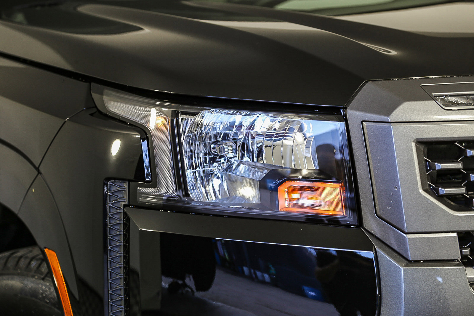 2025 Nissan Frontier SV photo 2