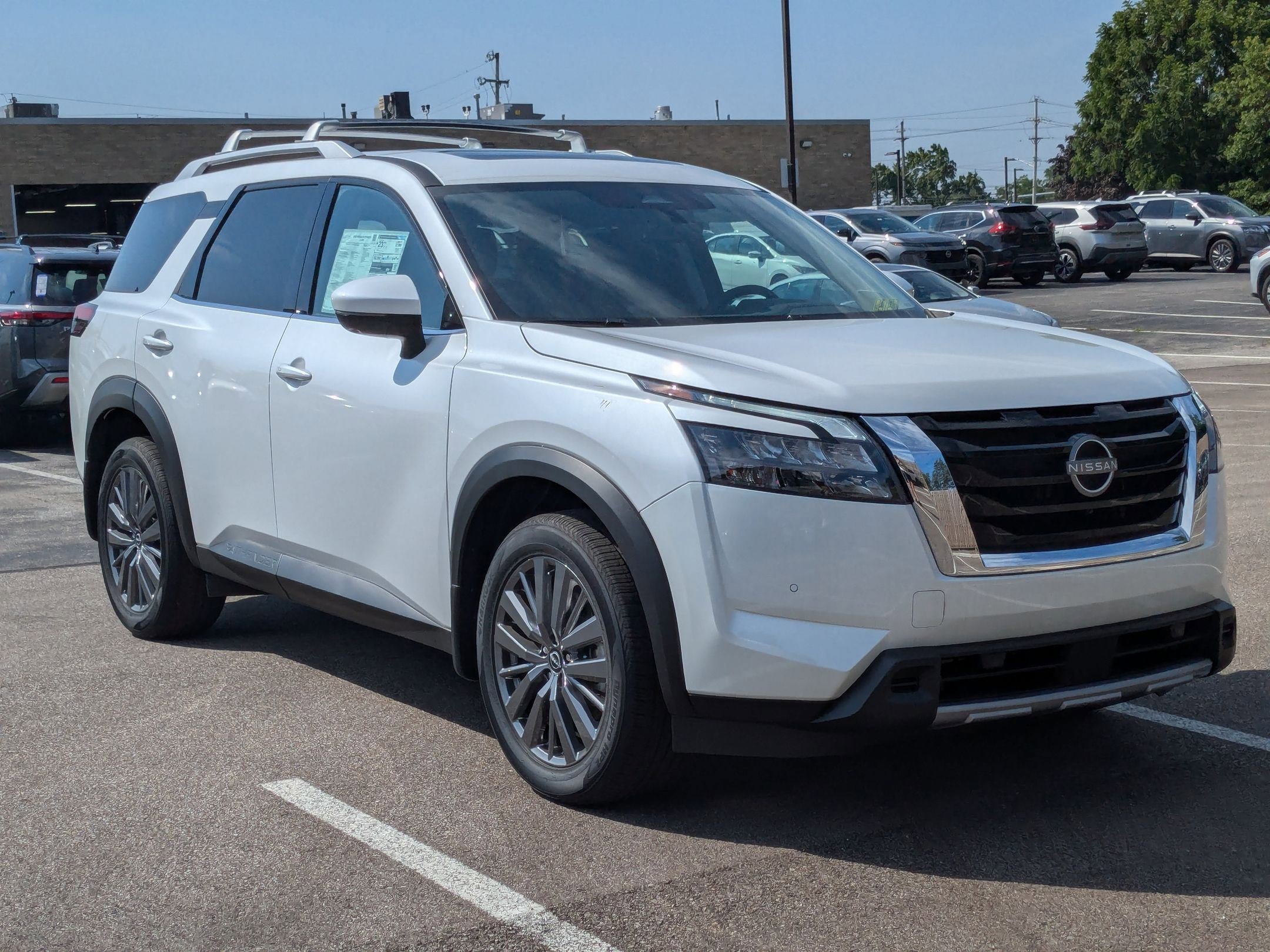 2025 Nissan Pathfinder SL photo 5