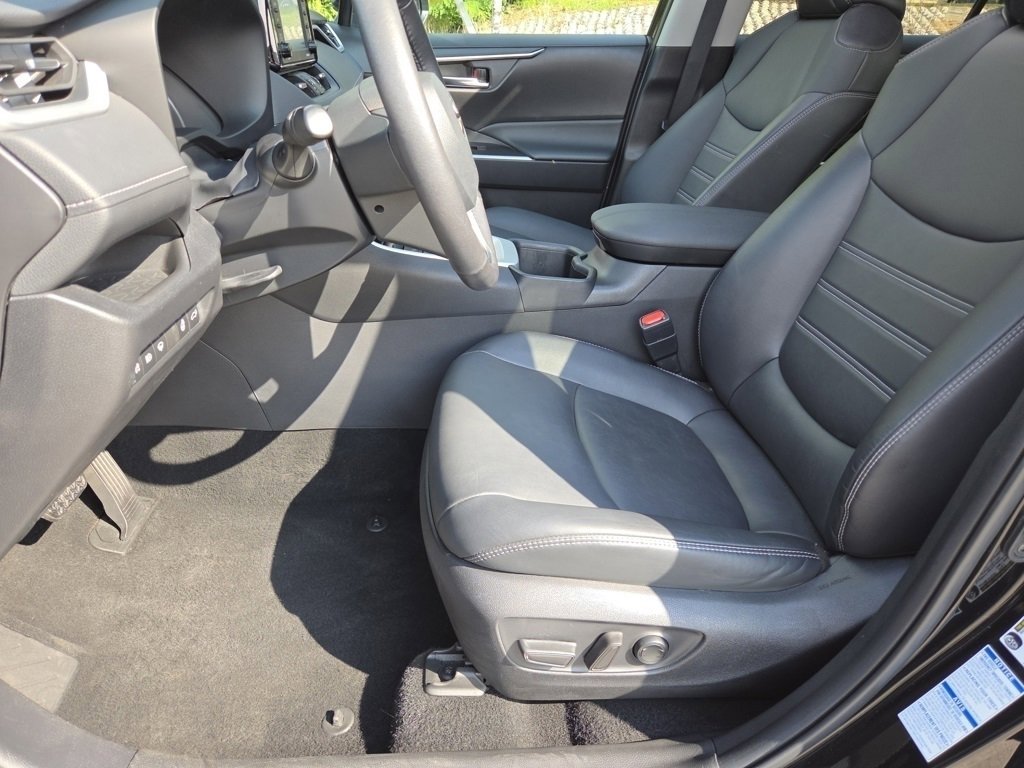 2022 Toyota RAV4 XLE Premium photo 3
