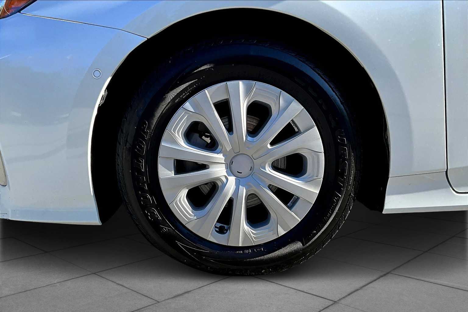 2022 Toyota Prius LE photo 9