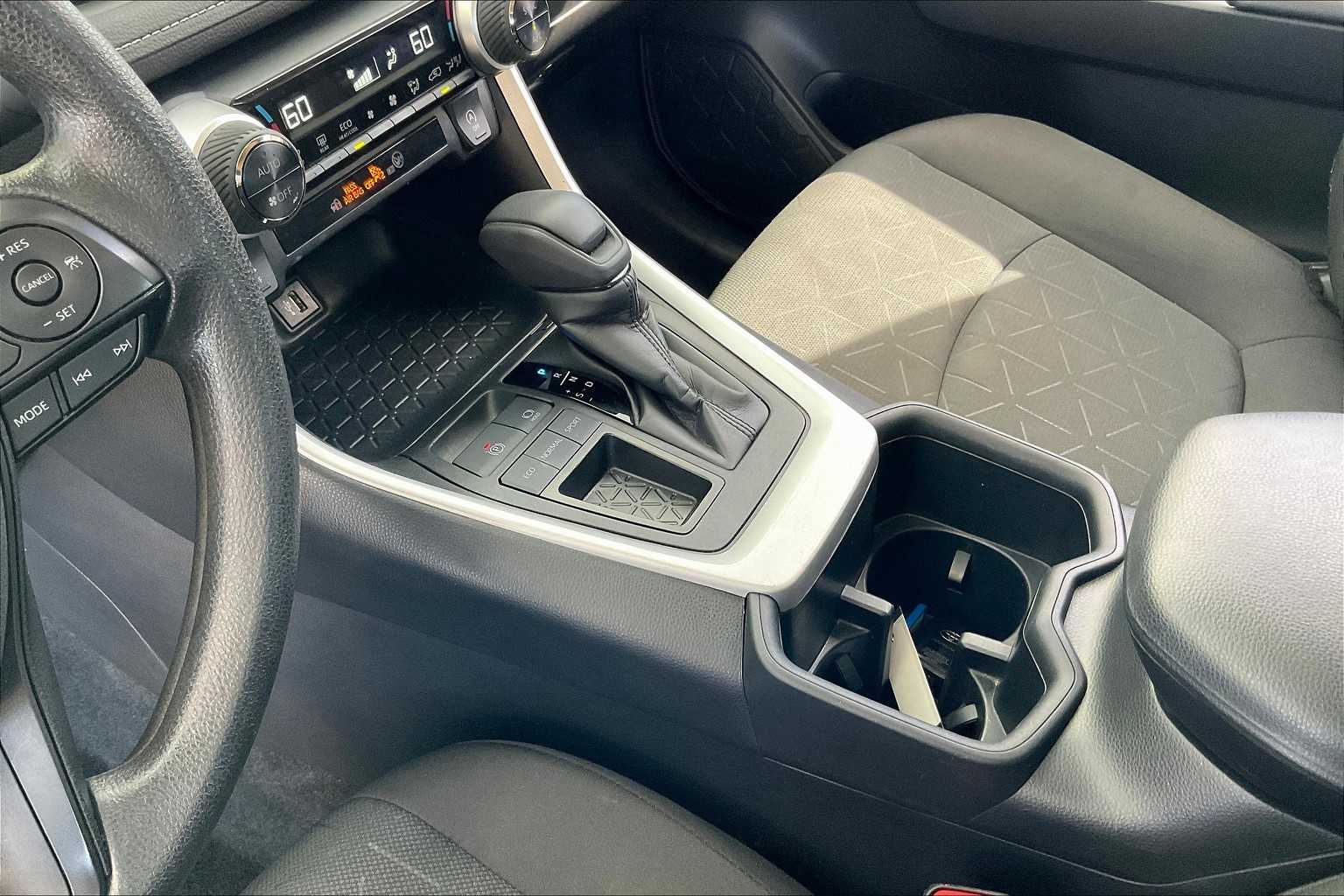 2024 Toyota RAV4 XLE photo 16