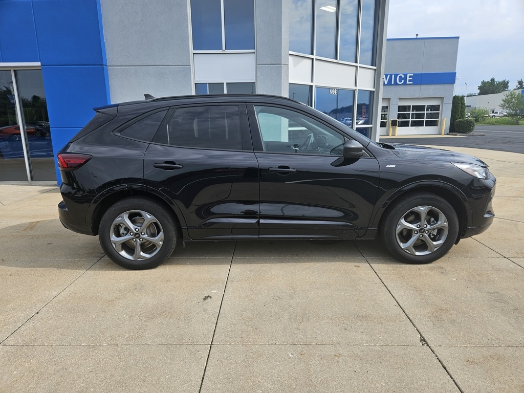 2023 Ford Escape ST-Line photo 2