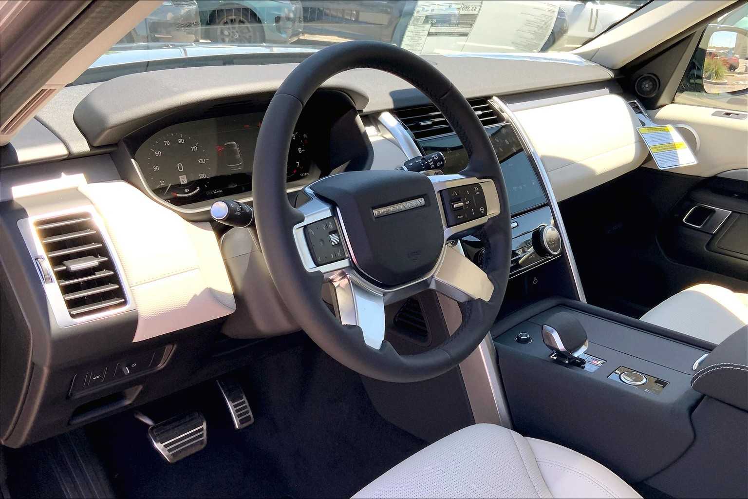 2025 Land Rover Discovery SE photo 8