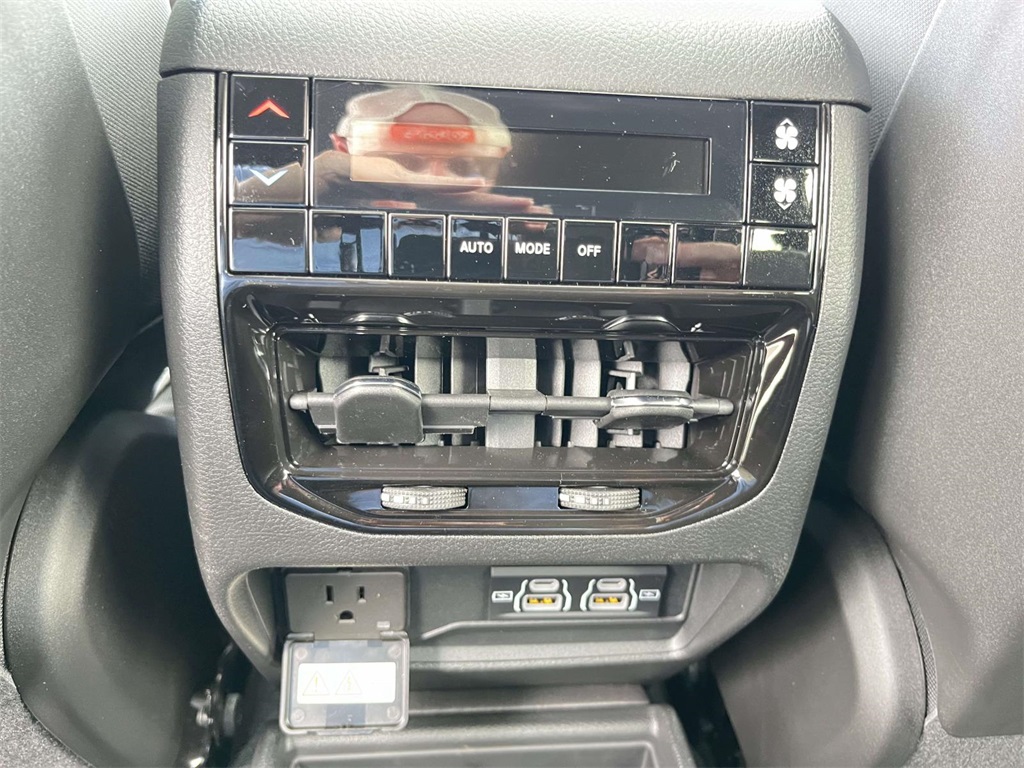 2025 Jeep Grand Cherokee Laredo X photo 24