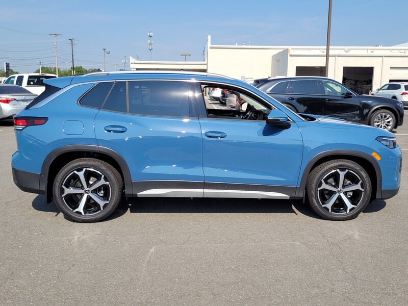 2025 Volkswagen Tiguan SE photo 2
