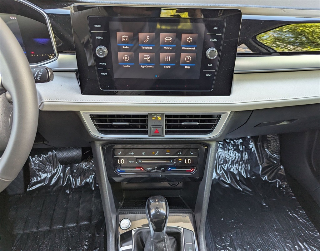 2025 Volkswagen Taos SE photo 11
