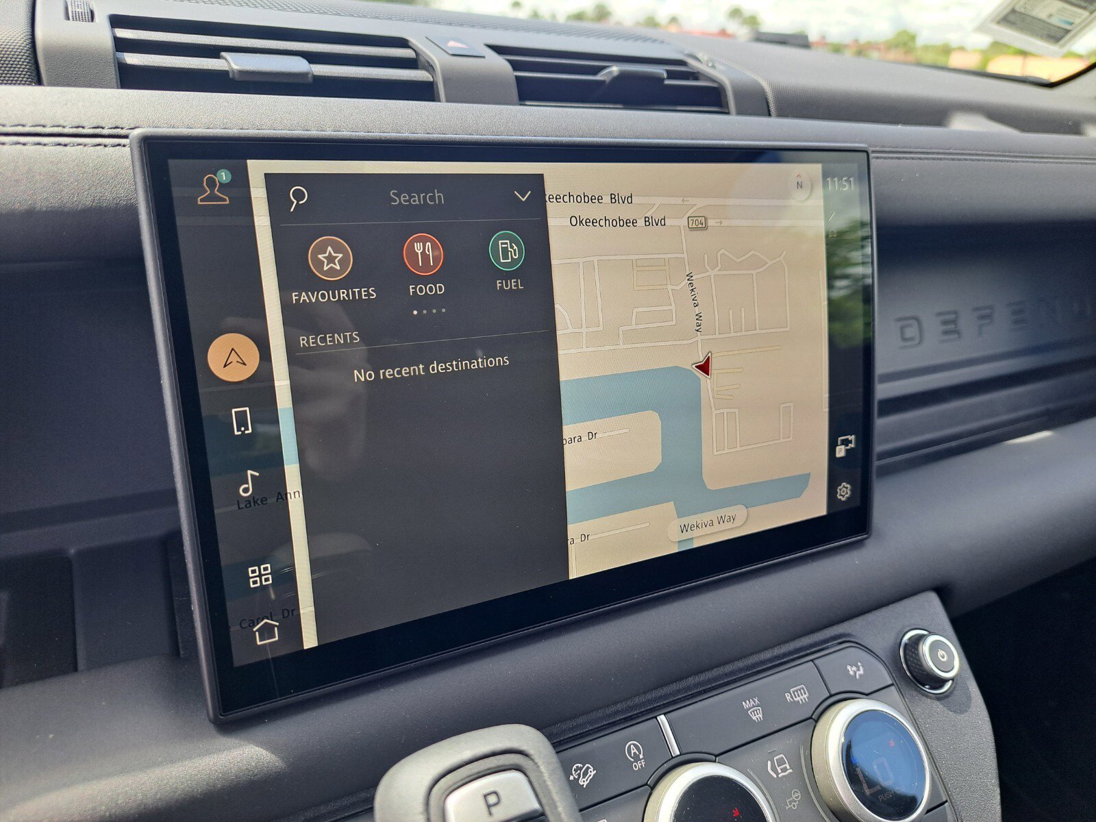 2025 Land Rover Defender SE photo 14