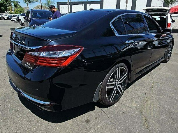 2017 Honda Accord Touring photo 3
