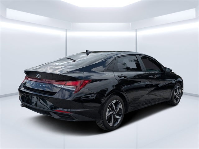 2023 Hyundai Elantra SEL photo 3