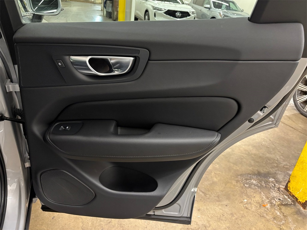 2023 Volvo XC60 B5 Plus photo 17