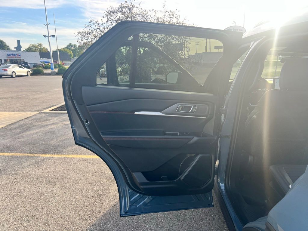 2025 Ford Explorer ST-Line photo 26