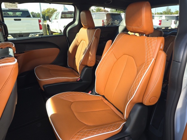 2026 Chrysler Pacifica Pinnacle photo 13