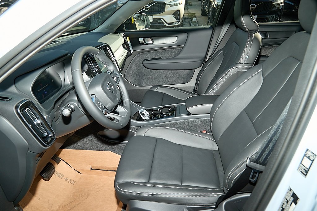 2026 VOLVO XC40 - Image 16