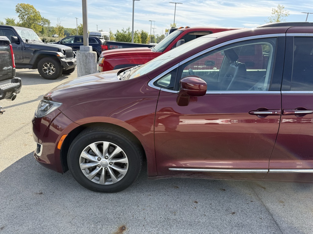 2017 Chrysler Pacifica Touring L photo 4