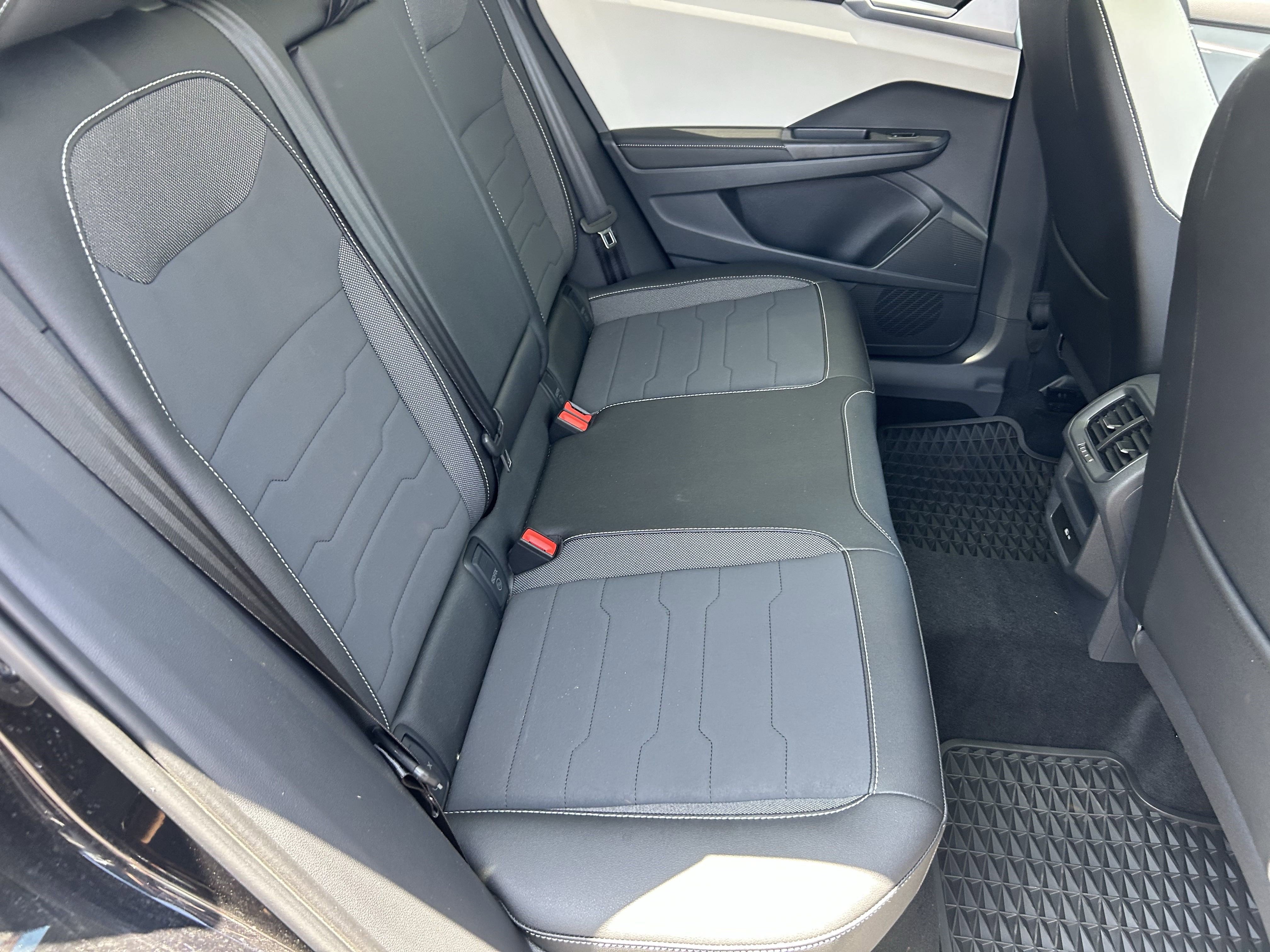 2025 Volkswagen Taos SE photo 4