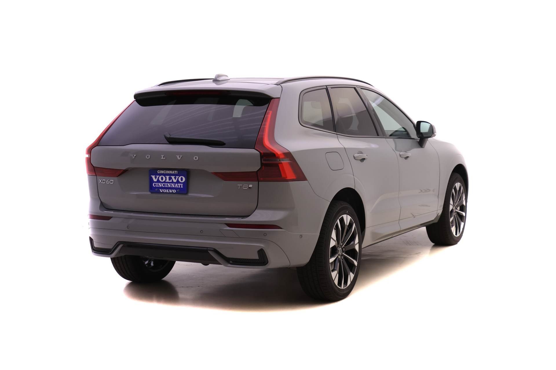 2026 Volvo XC60 Hybrid T8 Plus photo 2