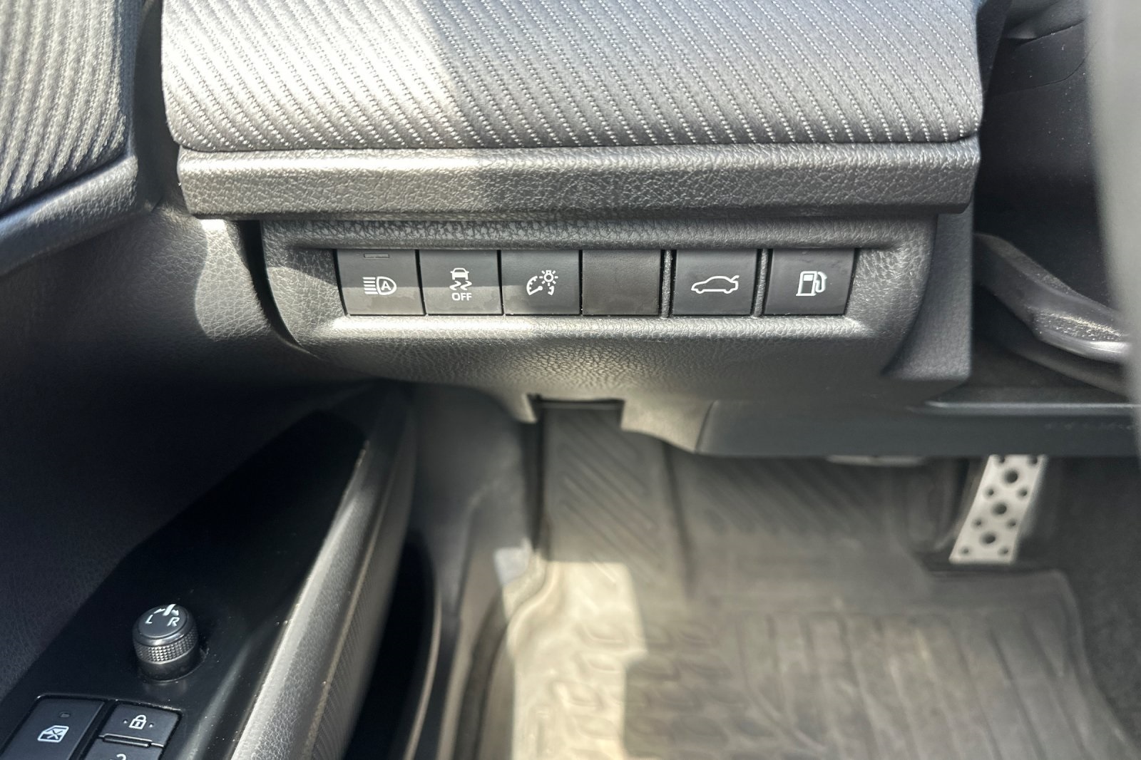 2025 Toyota Camry SE photo 31