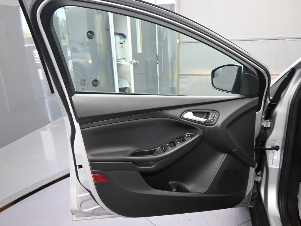 2018 Ford Focus SE photo 34