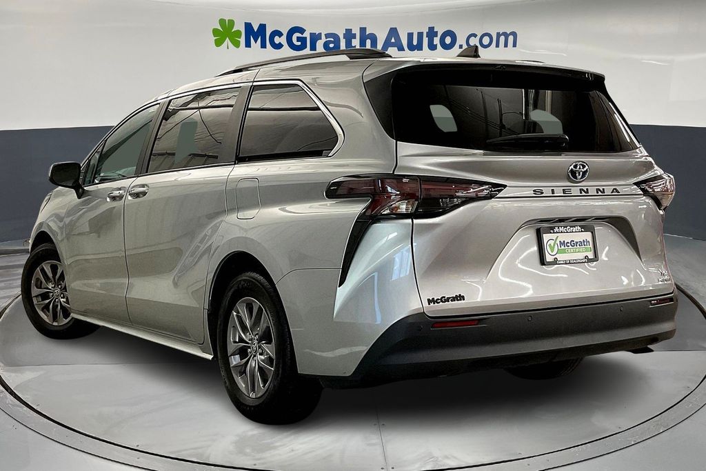 2024 Toyota Sienna XLE photo 3