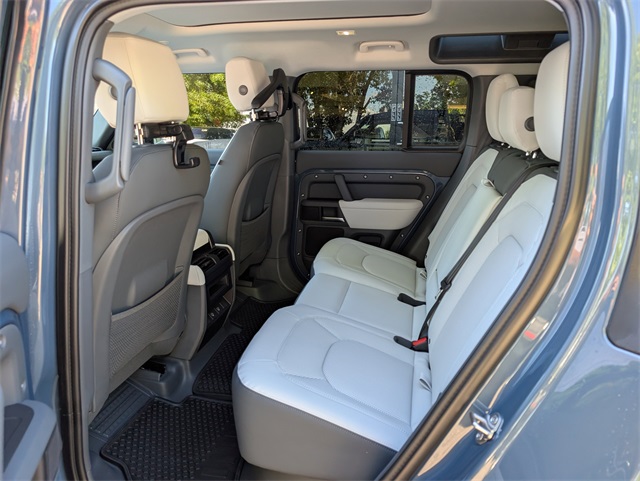 2025 Land Rover Defender 110 X-Dynamic SE photo 5