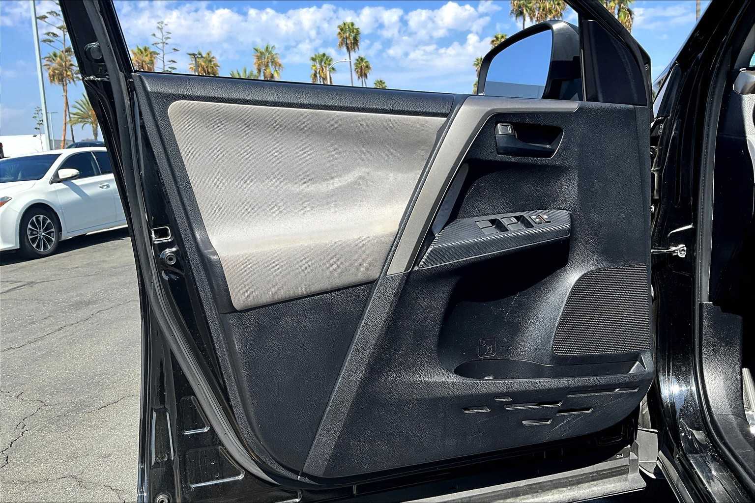2014 Toyota RAV4 LE photo 20