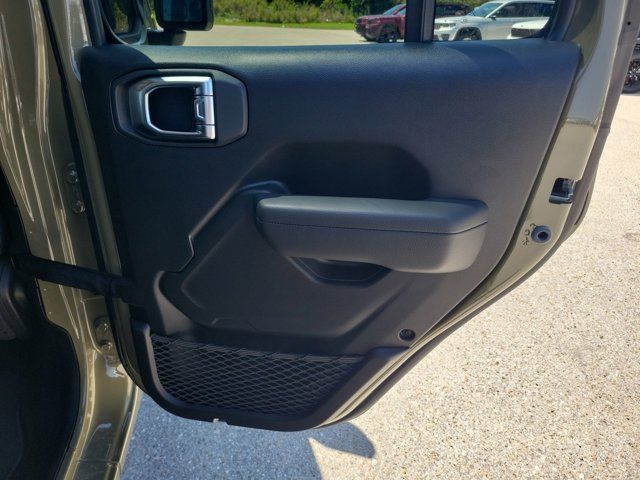 2025 Jeep Wrangler photo 39
