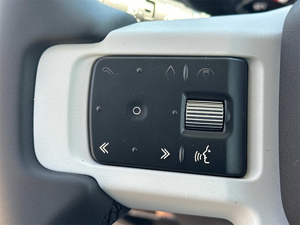 2025 Land Rover Defender 110 S photo 7