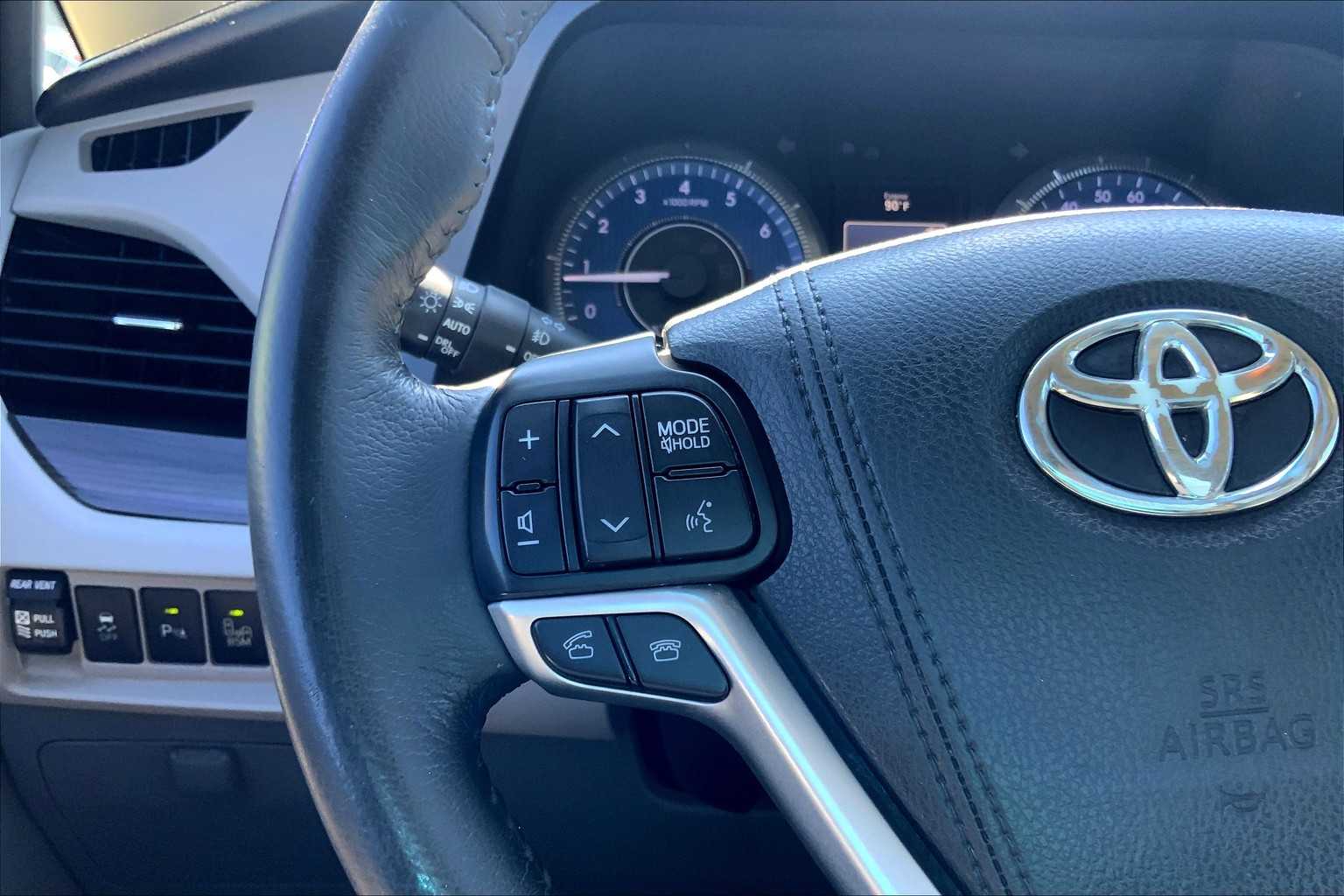 2017 Toyota Sienna XLE photo 20