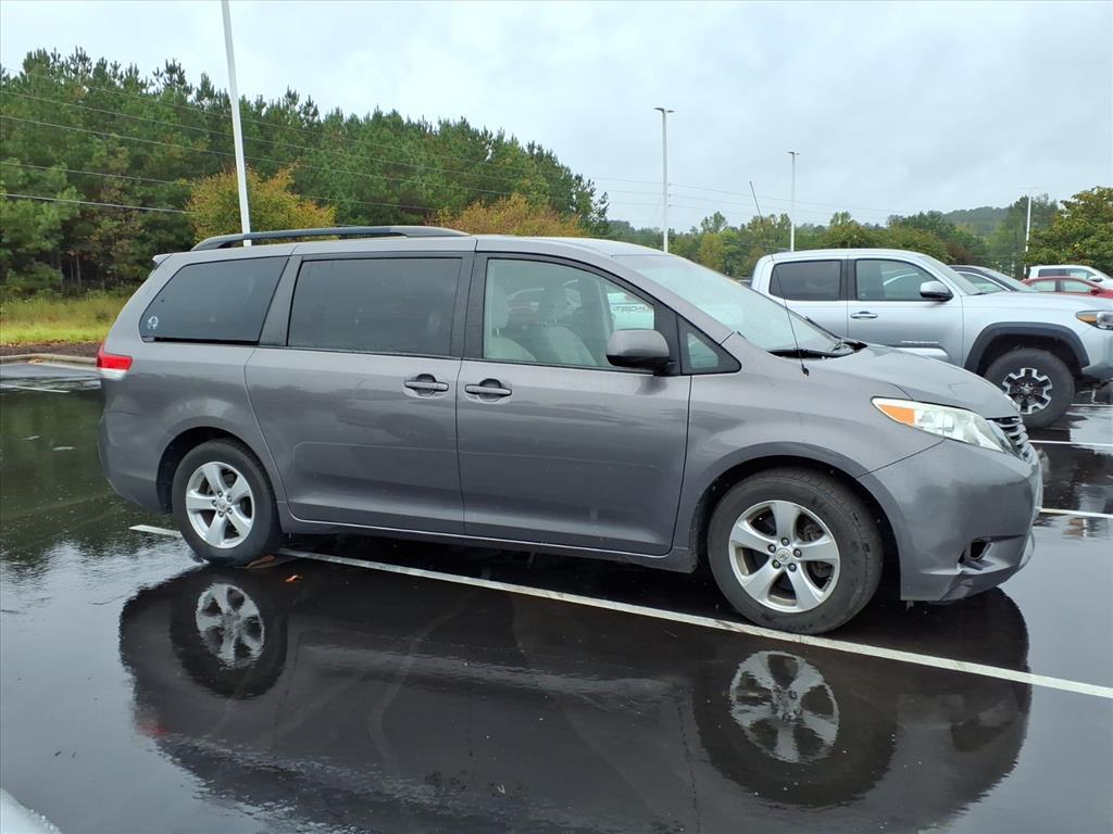 2014 Toyota Sienna LE photo 4