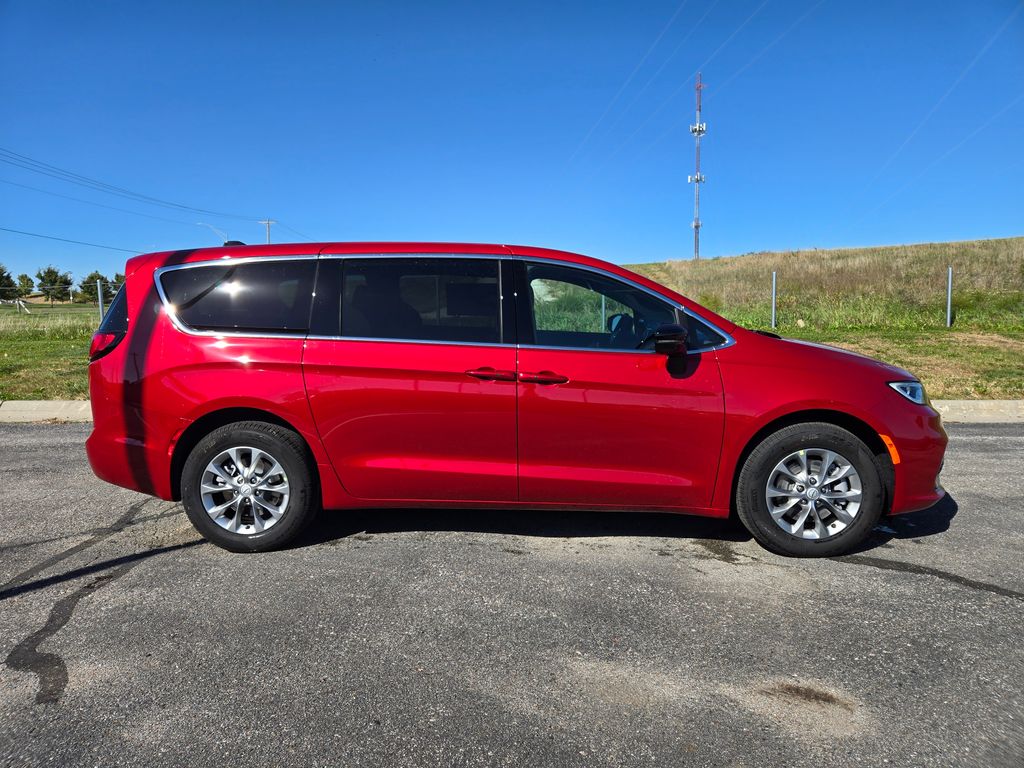 2026 Chrysler Pacifica photo 2