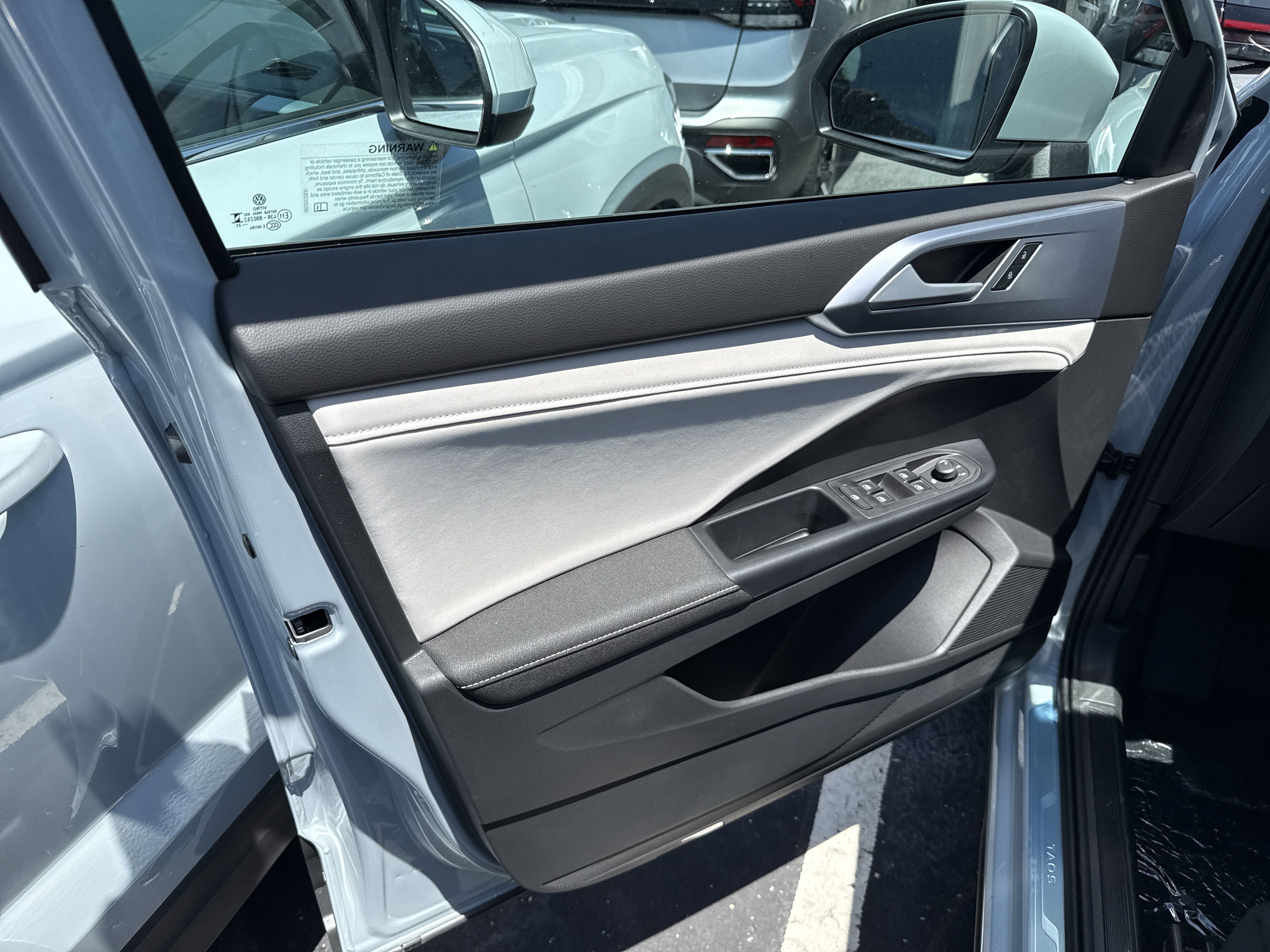 2025 Volkswagen Taos SE photo 4