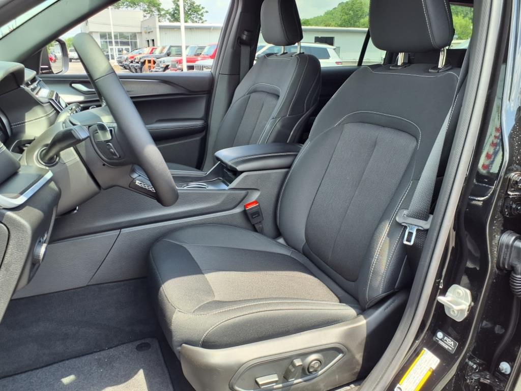 2025 Jeep Grand Cherokee Laredo photo 4