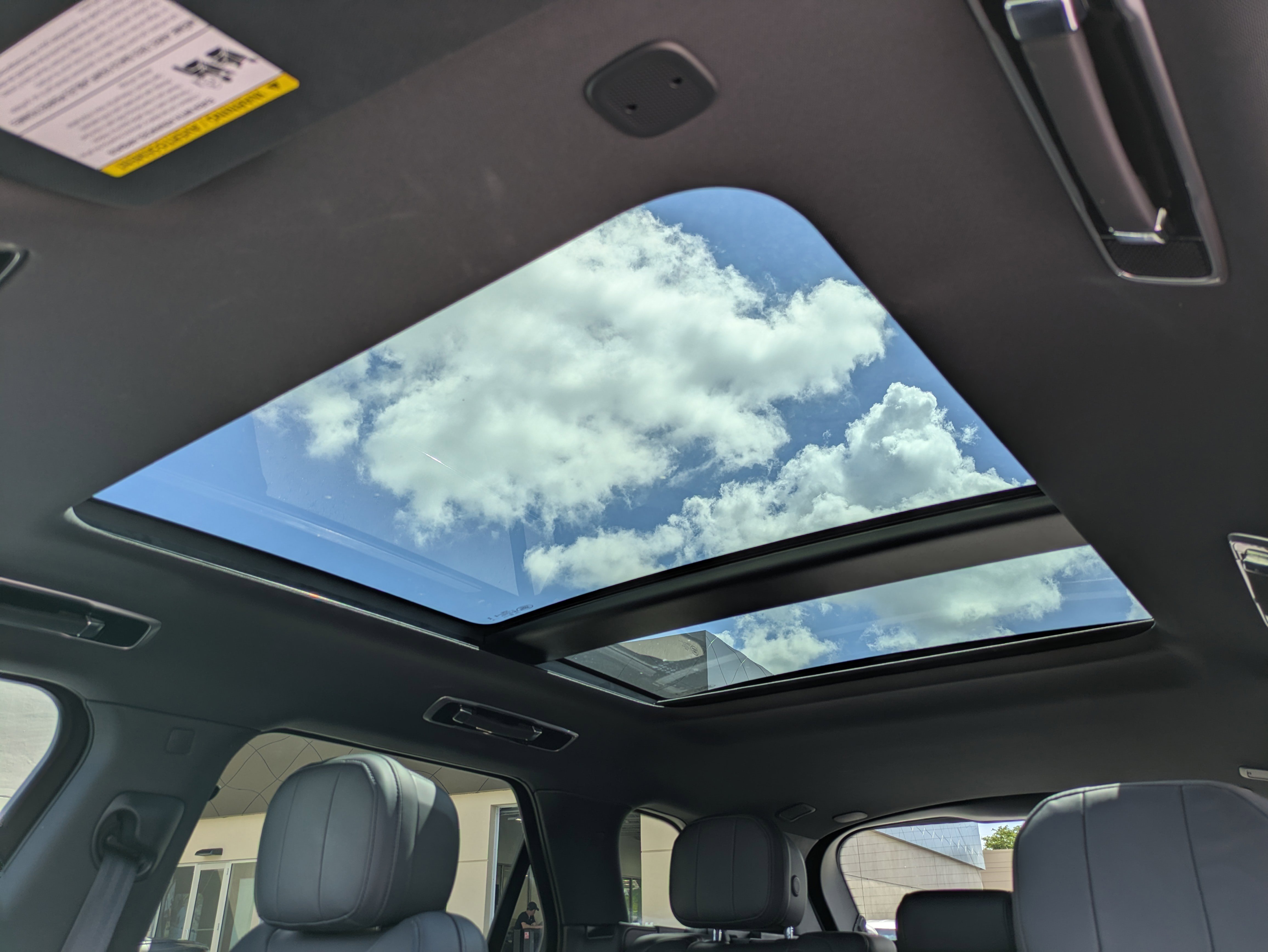 2024 Land Rover Range Rover Sport SE photo 3