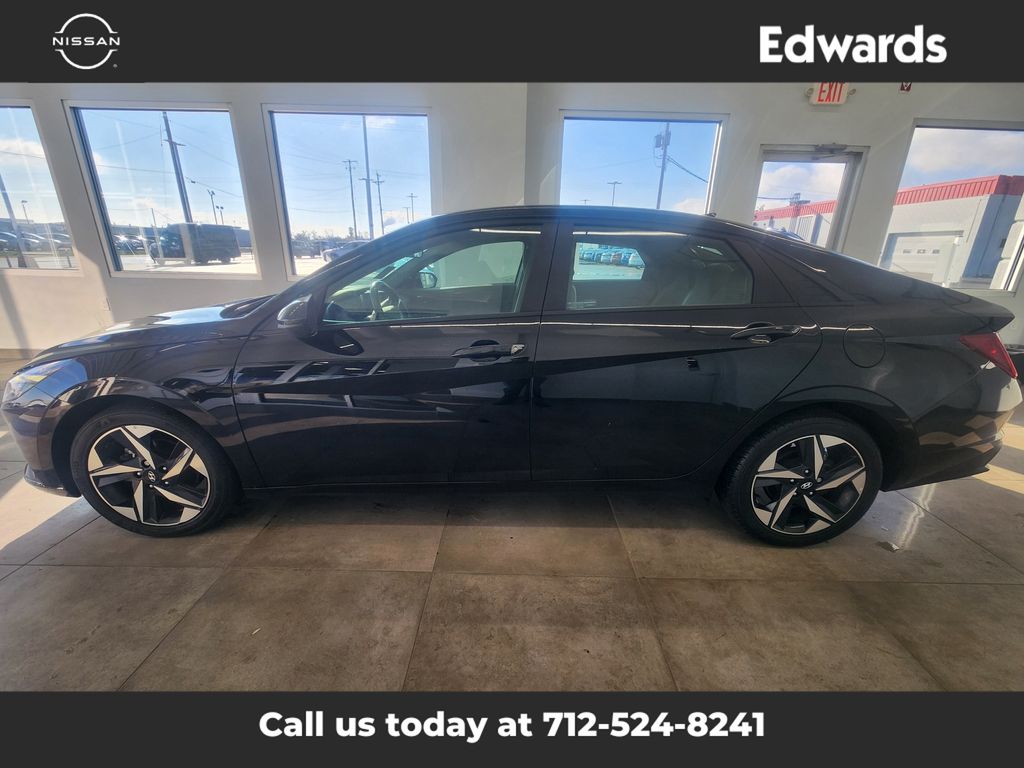 2023 Hyundai Elantra SEL photo 4